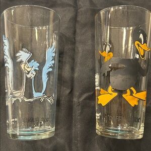 Vintage Lot of 2 Looney Tunes Road Runner and Daffy Duck Glass Set. 1973